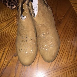 Girl boots size 3 tan